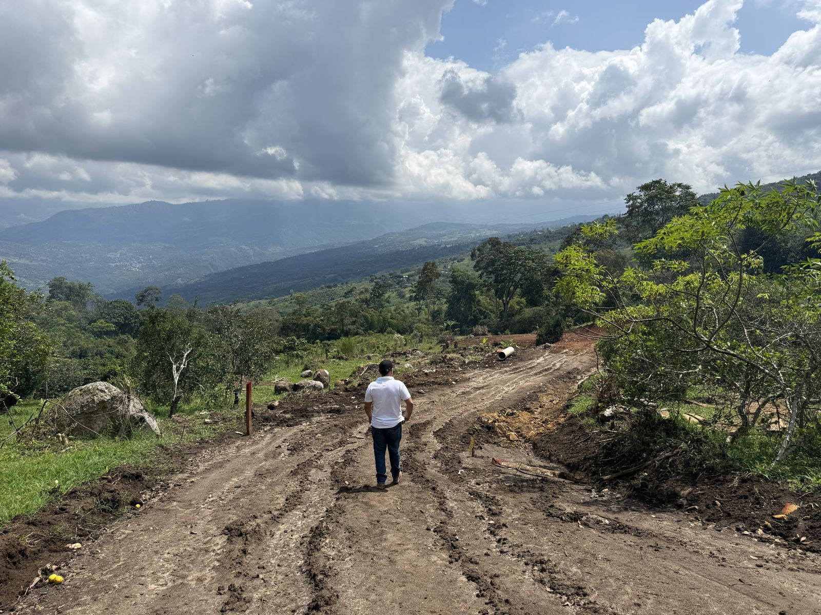 Vía de acceso en obra con tubería de servicios instalada
